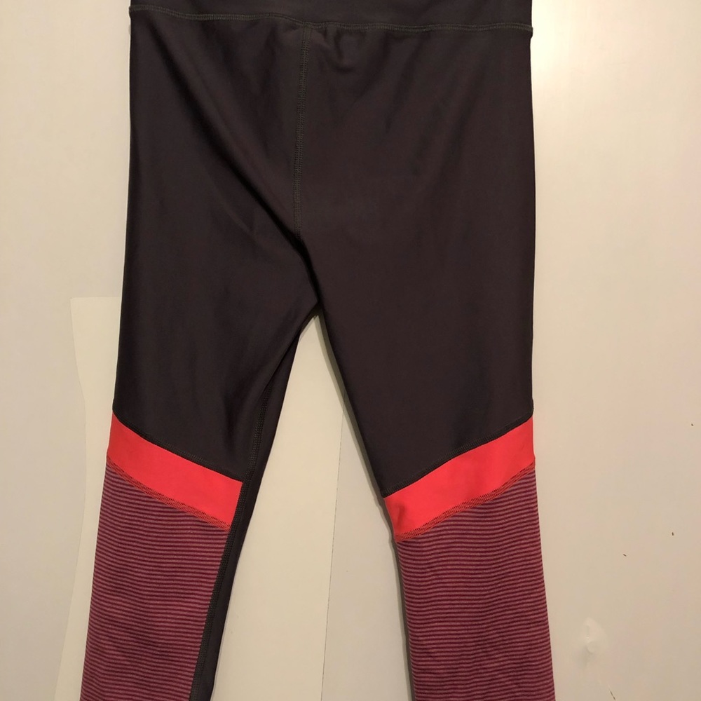 Women’s under armour compression capris - Picture 2 of 2